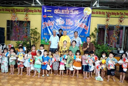 TP.HCM: chùa Huyền Trang và chương trình "Trăng Thu Yêu Thương 