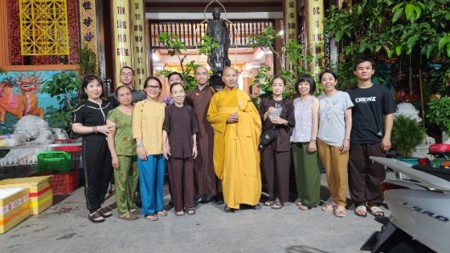 TP.HCM: Tổ đình Vạn Thọ, chùa Linh Quang tổ chức trao quà Trung thu cho trẻ em địa phương