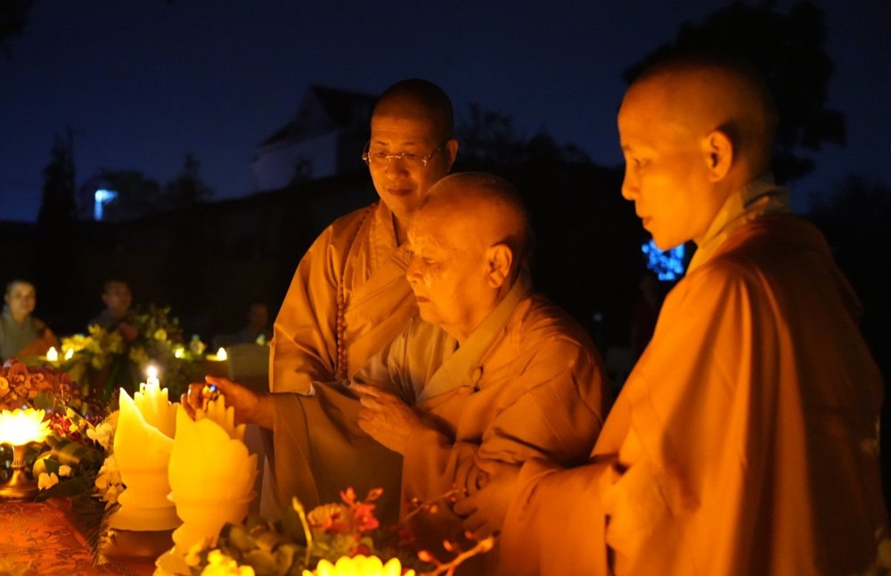 Đồng Nai: Đêm hội Hoa đăng nhân ngày Khánh đản đức Phật A Di Đà tại chùa Dưỡng Chân Tuệ Uyển