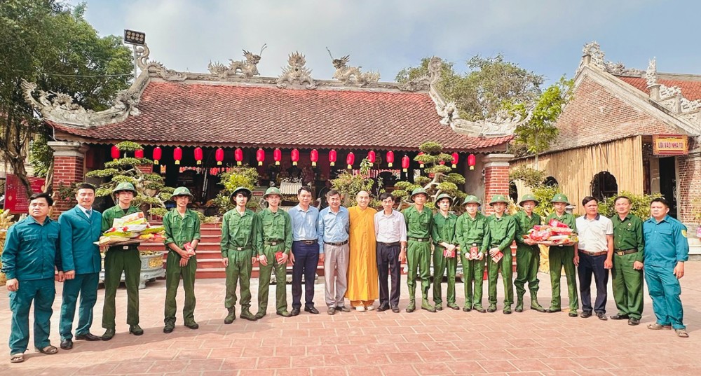 Nghệ An: Các thanh niên xã Xuân Thành trúng tuyển Nghĩa vụ Quân sự năm 2024 về chùa Chí Linh lễ Phật