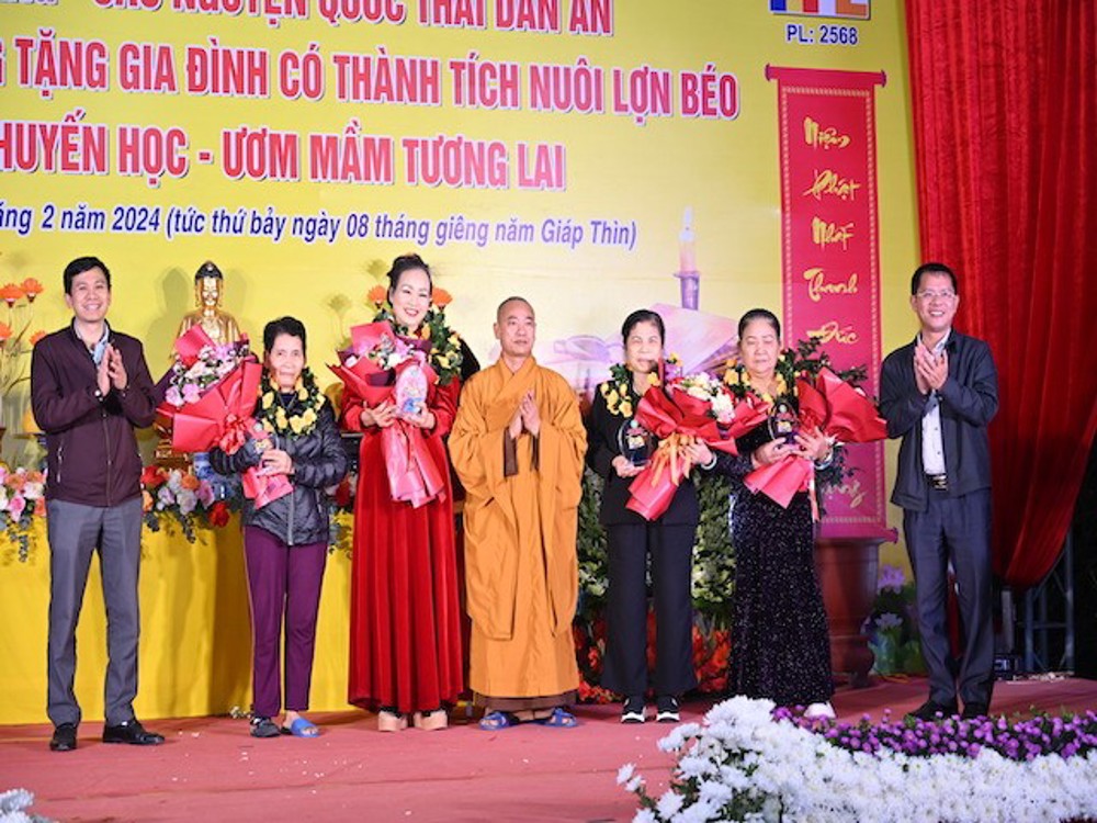 Hải Phòng: Trao kỷ niệm chương “Nuôi lợn đất gây quỹ khuyến học” và thả hoa đăng cầu nguyện Quốc thái dân an tại chùa Quỳnh Cư
