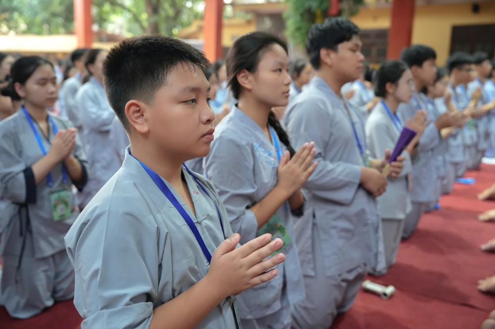 A group of people praying

AI-generated content may be incorrect.