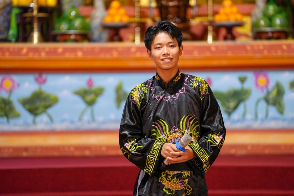 A person in a black robe holding a microphone

AI-generated content may be incorrect.