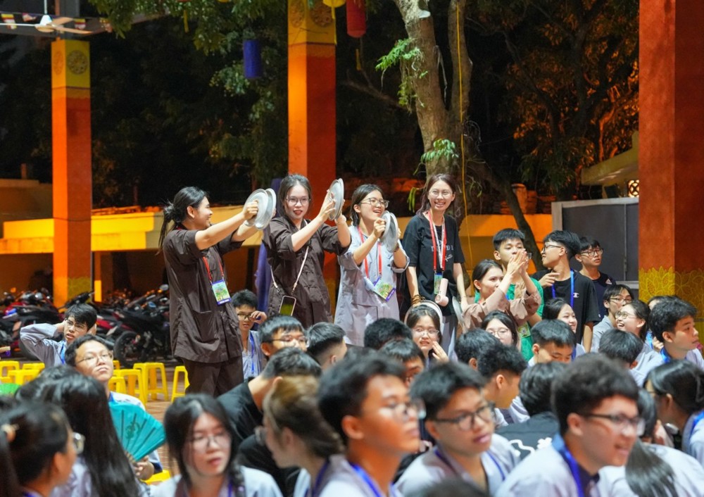 A group of people clapping

AI-generated content may be incorrect.