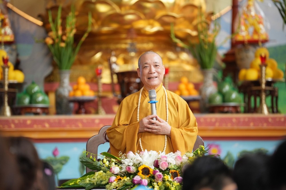 A person in a yellow robe holding a microphone

AI-generated content may be incorrect.