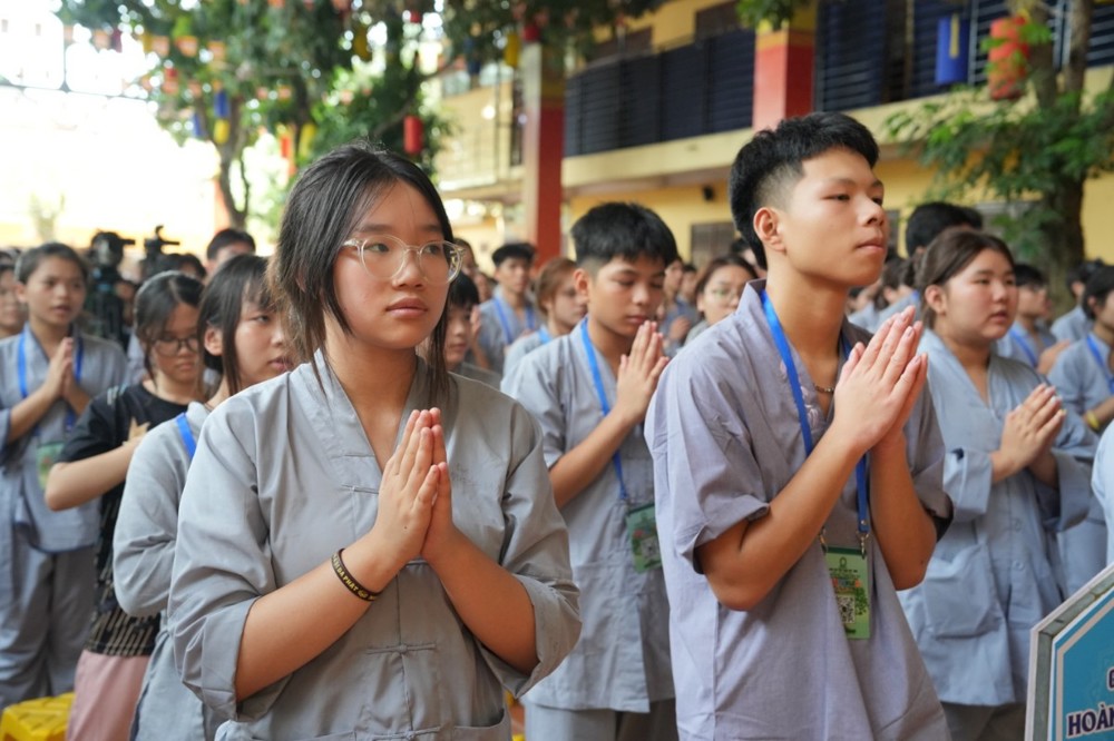A group of people praying

AI-generated content may be incorrect.