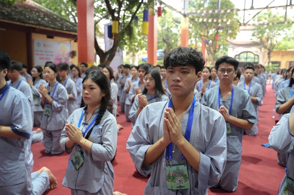 A group of people in robes praying

AI-generated content may be incorrect.