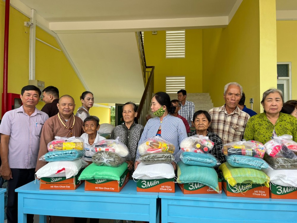Đồng Tháp: Chùa Thiên Phước trao 150 phần quà đến bà con bị ảnh hưởng bởi giông lốc tại xã Ba Sao