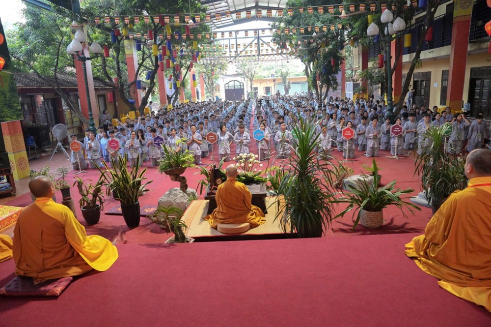 A group of people in a ceremony

AI-generated content may be incorrect.