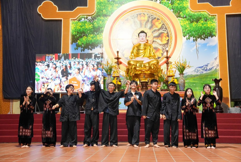 A group of people in black robes

AI-generated content may be incorrect.