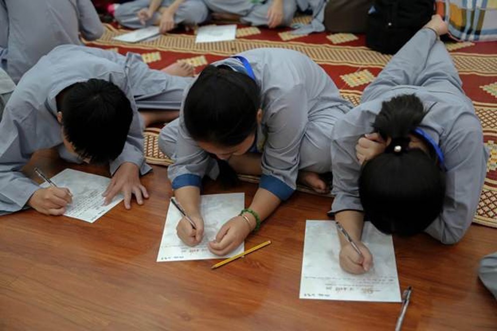 A group of children writing on paper

AI-generated content may be incorrect.