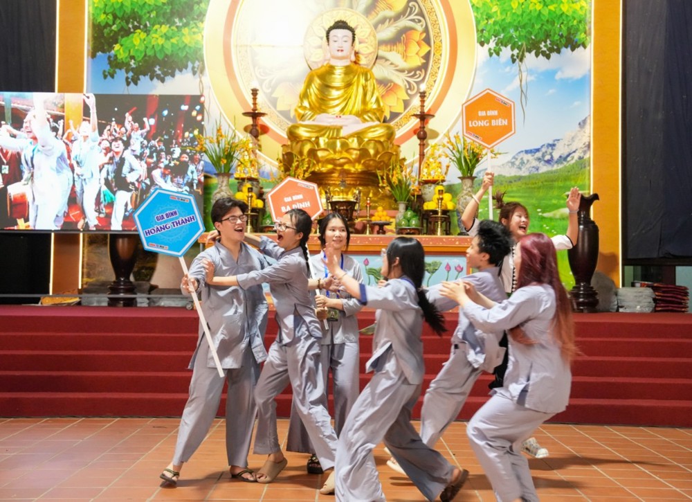 A group of people in matching outfits

AI-generated content may be incorrect.