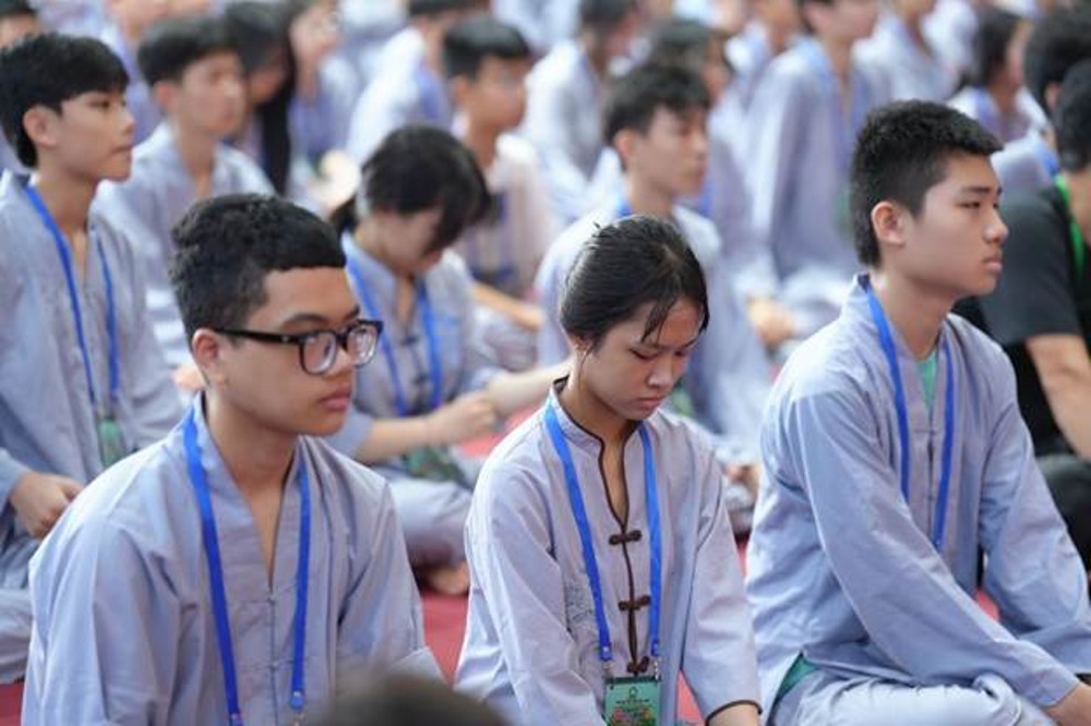 A group of people sitting in a room

AI-generated content may be incorrect.