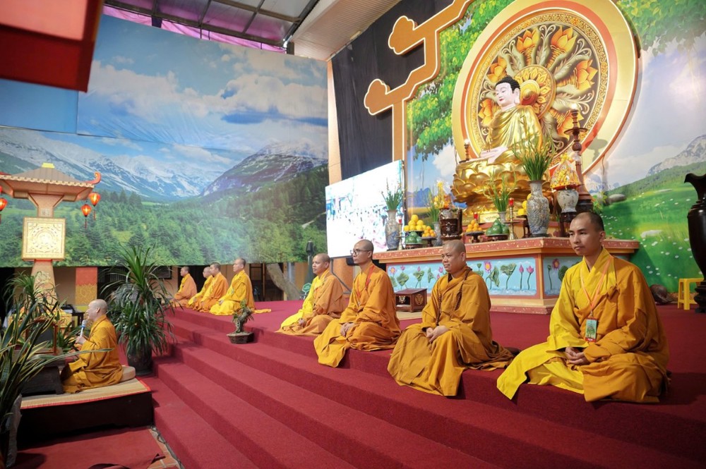 A group of buddhist monks sitting on a stage

AI-generated content may be incorrect.