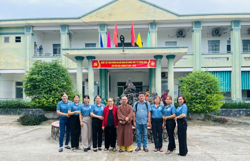 Đà Nẵng: Chùa Ngọc Sơn phát mỳ chay từ thiện