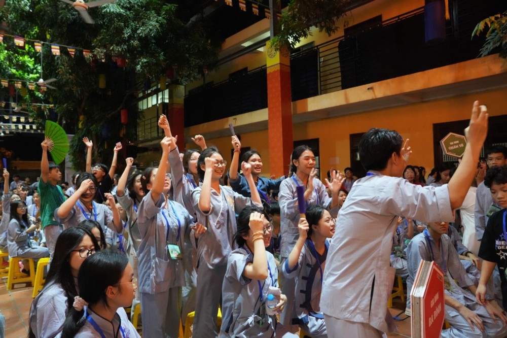 A group of people raising their hands

AI-generated content may be incorrect.