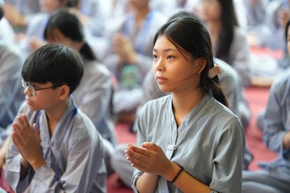 A group of people praying

AI-generated content may be incorrect.