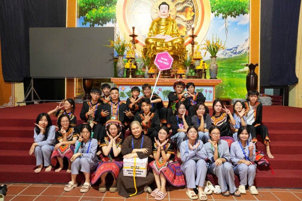 A group of people posing for a photo

AI-generated content may be incorrect.