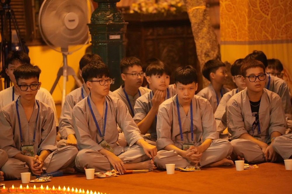 A group of people sitting on the floor

AI-generated content may be incorrect.