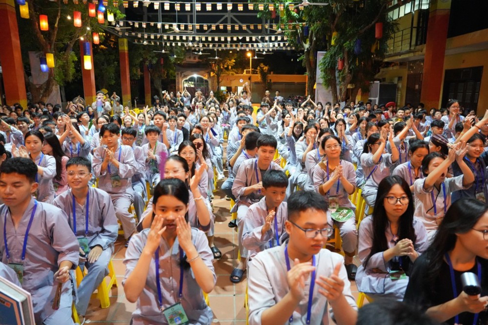 A group of people clapping

AI-generated content may be incorrect.