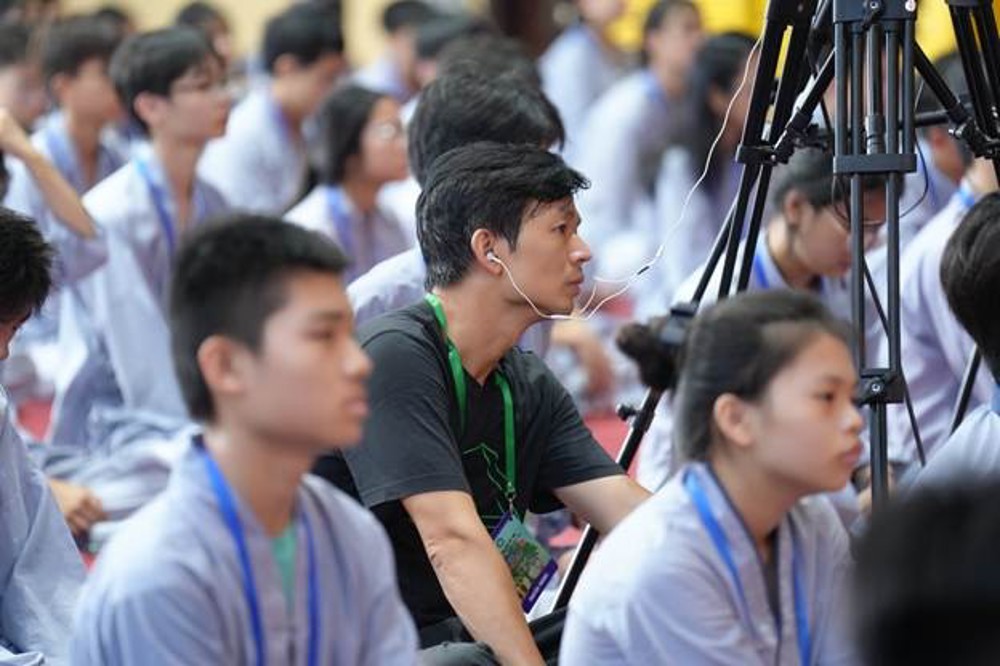 A group of people sitting in a room

AI-generated content may be incorrect.