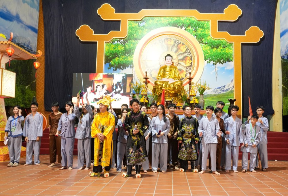 A group of people standing in front of a gold buddha

AI-generated content may be incorrect.