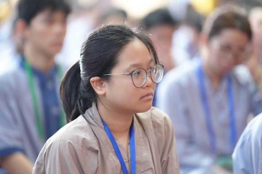 A person wearing glasses and a ponytail

AI-generated content may be incorrect.