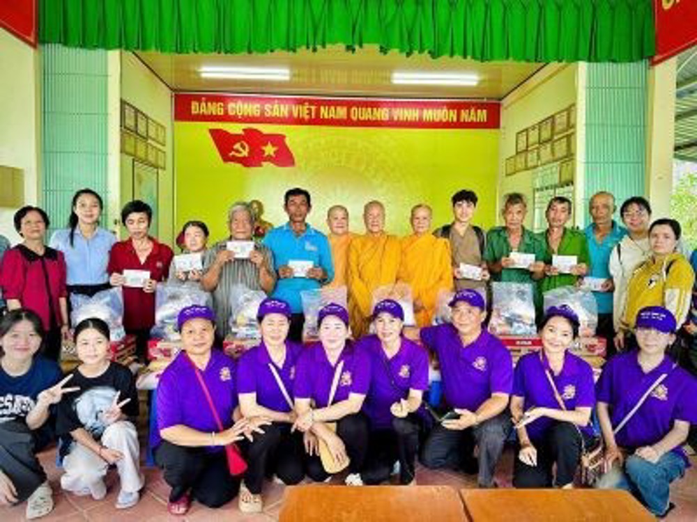 Đồng Tháp: Ni giới Hệ phái Khất sĩ cứu trợ đồng bào xã Ba Sao bị thiệt hại do lốc xoáy
