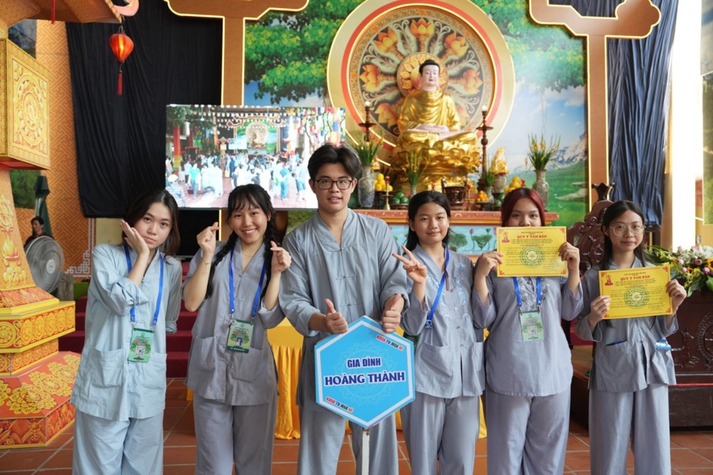 A group of people posing for a photo

AI-generated content may be incorrect.