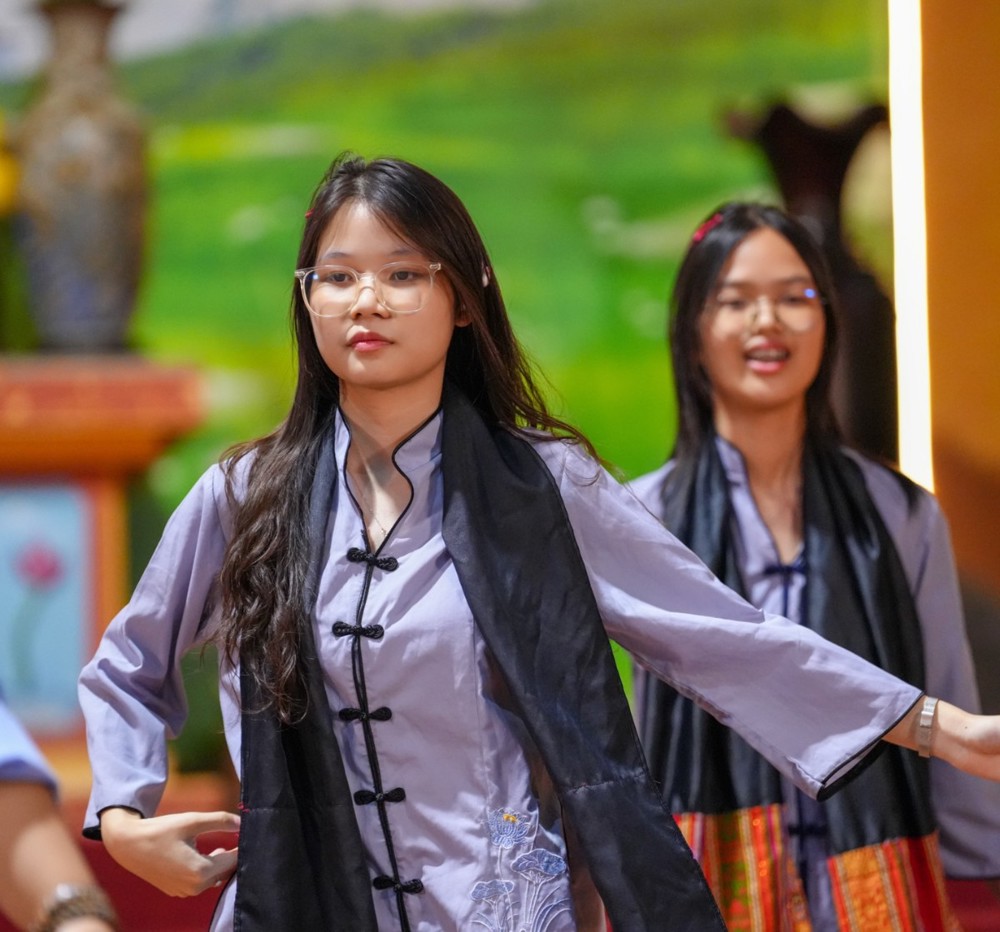 A group of women dancing

AI-generated content may be incorrect.
