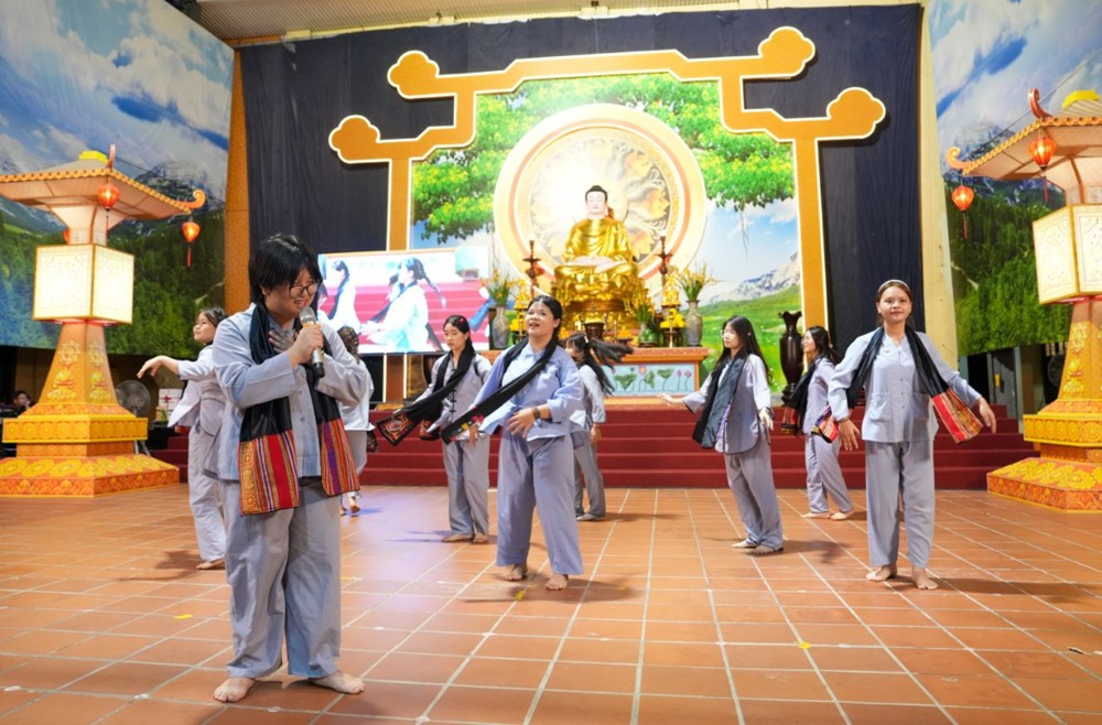 A group of people dancing in a room

AI-generated content may be incorrect.