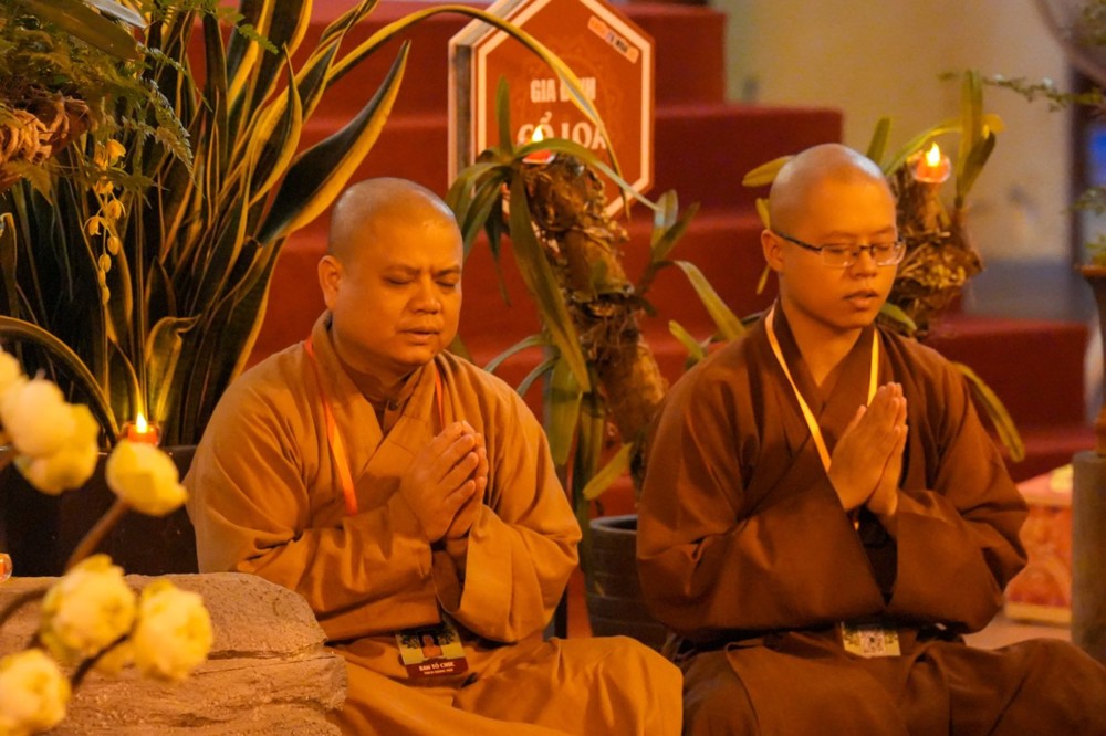 Two men in robes praying

AI-generated content may be incorrect.