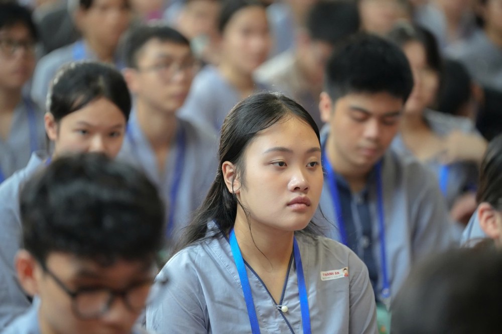 A group of people in a room

AI-generated content may be incorrect.