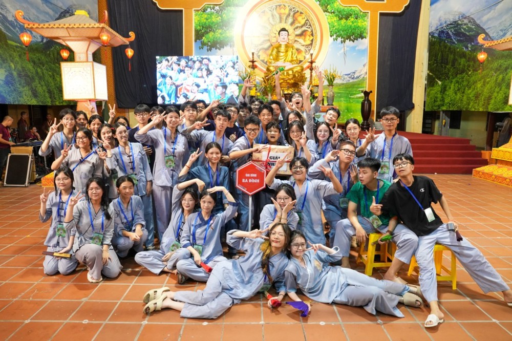 A group of people posing for a photo

AI-generated content may be incorrect.