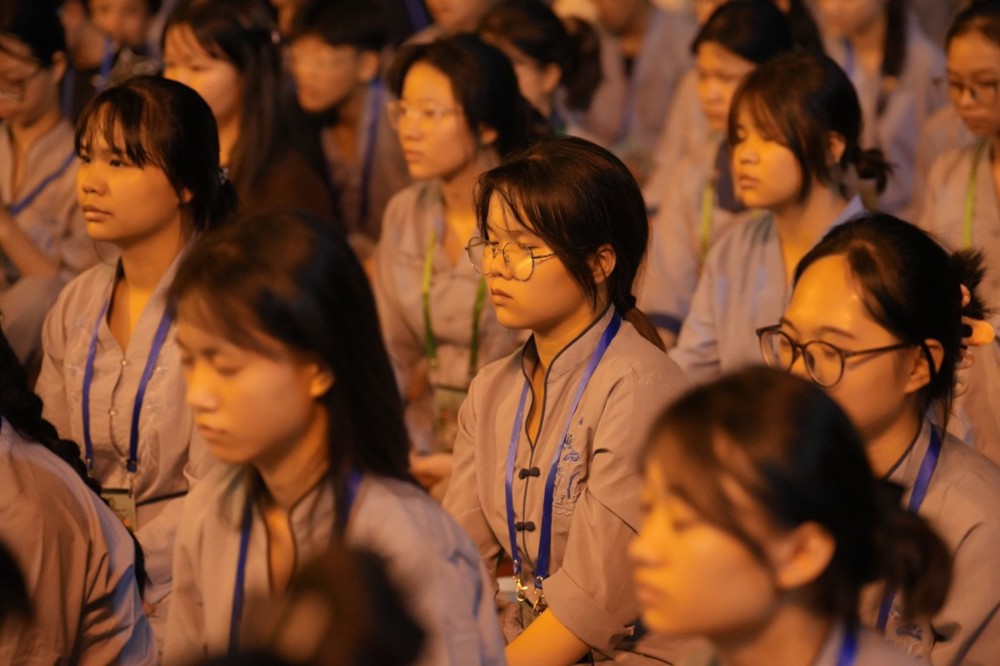 A group of people sitting in a room

AI-generated content may be incorrect.