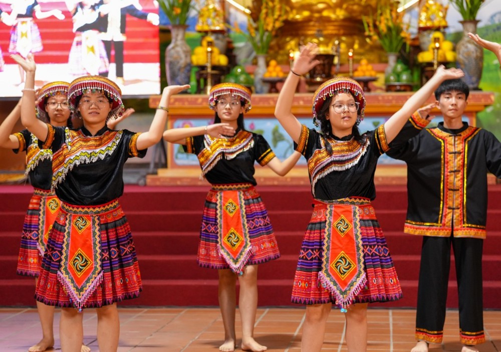 A group of people wearing colorful dresses and hats

AI-generated content may be incorrect.