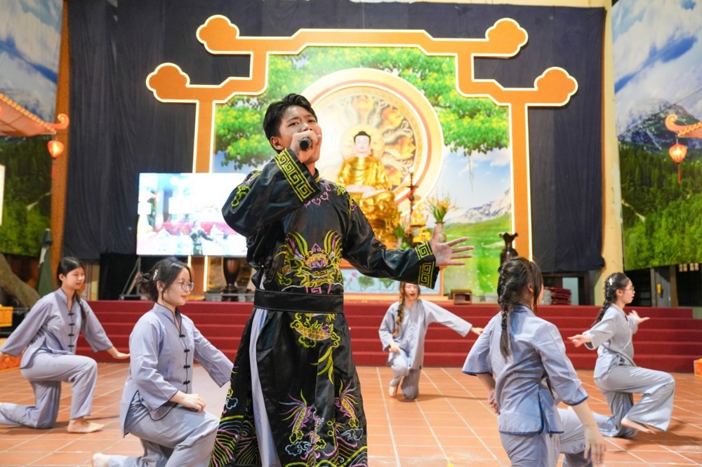 A person singing into a microphone

AI-generated content may be incorrect.