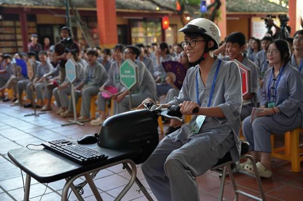 A group of people sitting on chairs

AI-generated content may be incorrect.