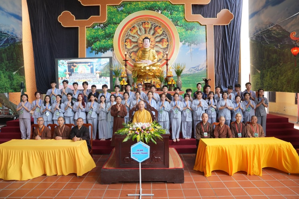 A group of people standing in front of a large group of people

AI-generated content may be incorrect.
