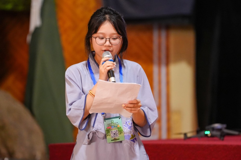 A child holding a microphone and looking at paper

AI-generated content may be incorrect.