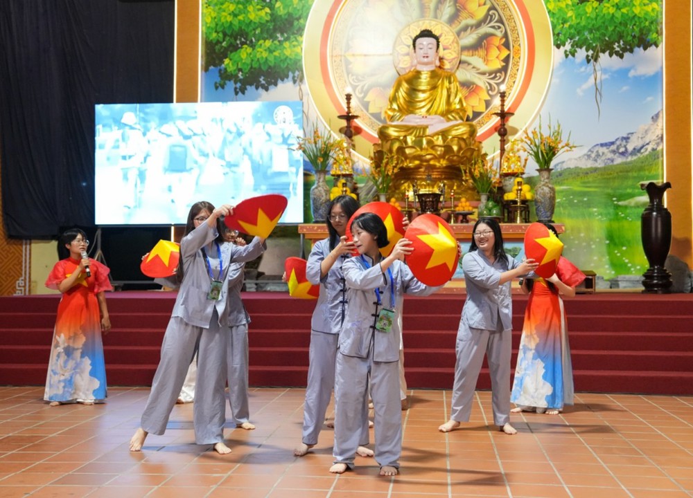 A group of people holding objects in their hands

AI-generated content may be incorrect.