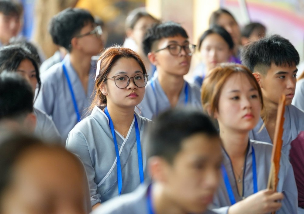 A group of people wearing lanyards

AI-generated content may be incorrect.