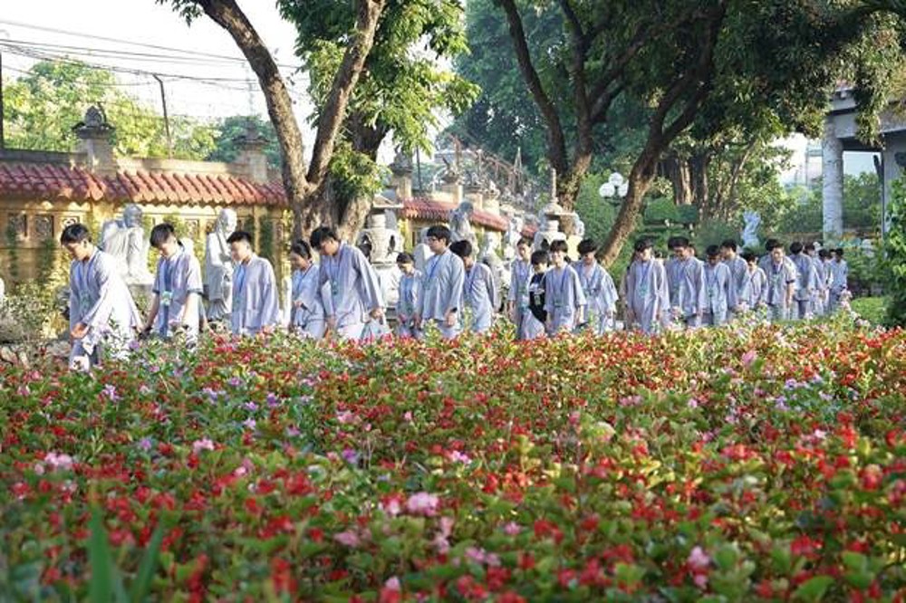 A group of people walking in a garden

AI-generated content may be incorrect.