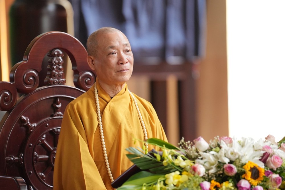 A person in a yellow robe

AI-generated content may be incorrect.