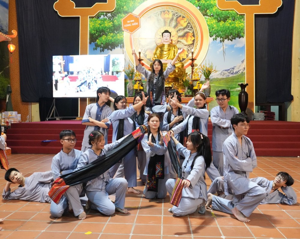 A group of people posing for a photo

AI-generated content may be incorrect.
