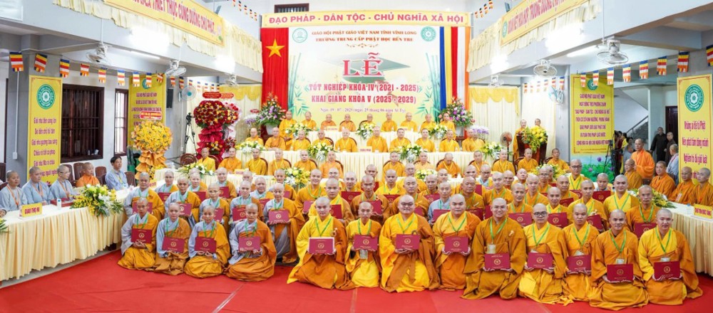 Vĩnh Long: Trường TCPH Bến Tre tổ chức lễ tốt nghiệp khóa IV và khai giảng khóa V