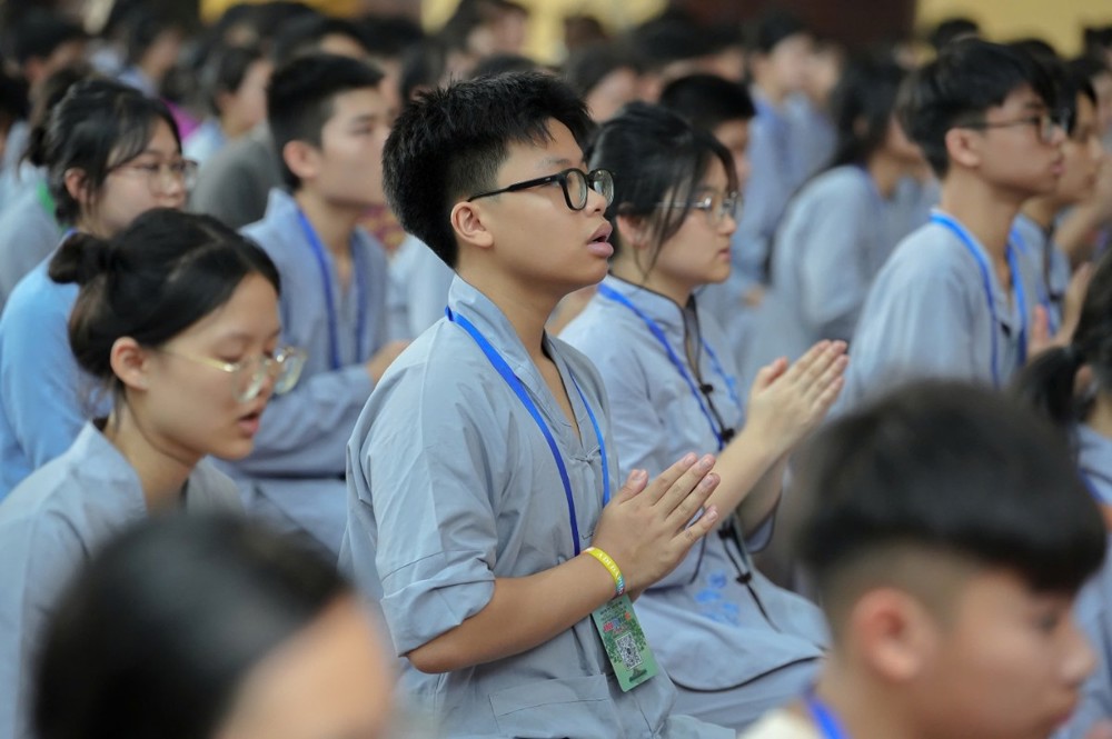 A group of people praying

AI-generated content may be incorrect.