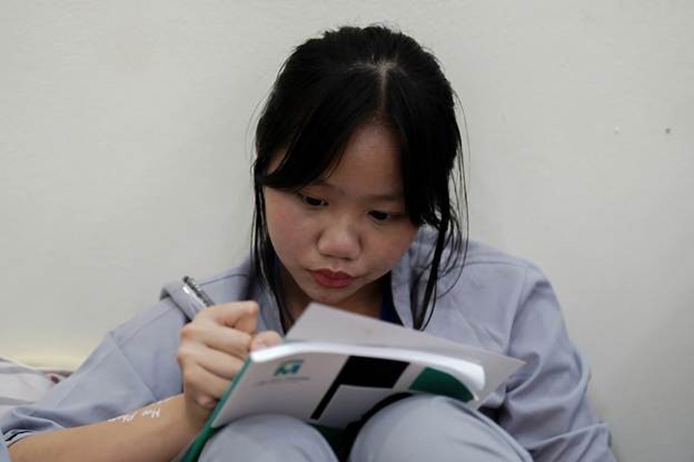 A person writing on a book

AI-generated content may be incorrect.