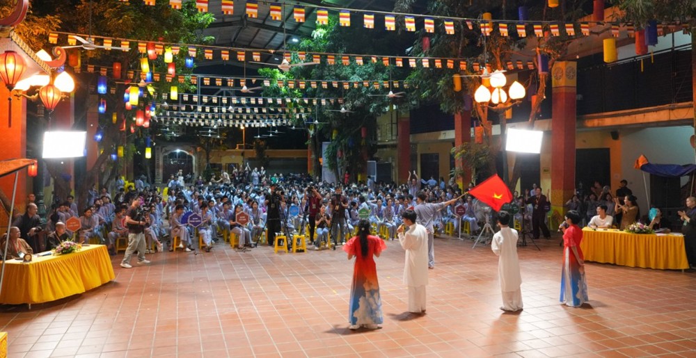 People in white robes holding a flag

AI-generated content may be incorrect.