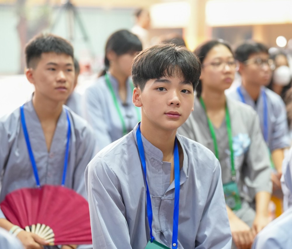 A group of people wearing lanyards

AI-generated content may be incorrect.
